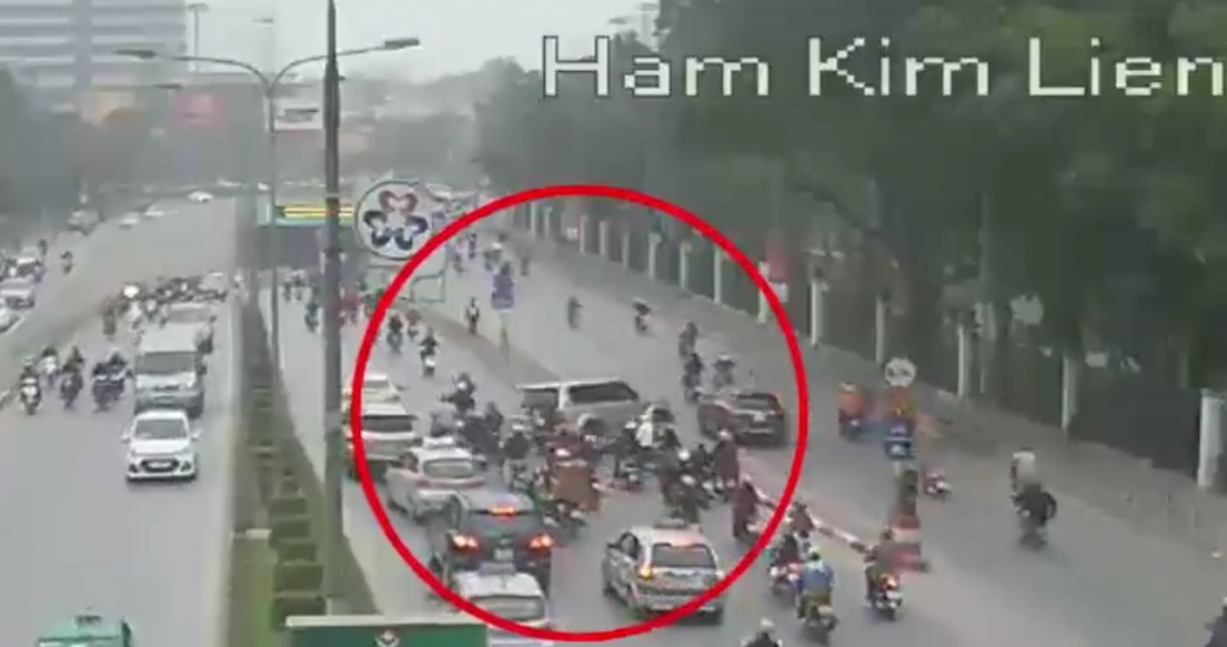 Xe oto 7 cho leo dai phan cach tai ham Kim Lien hinh anh