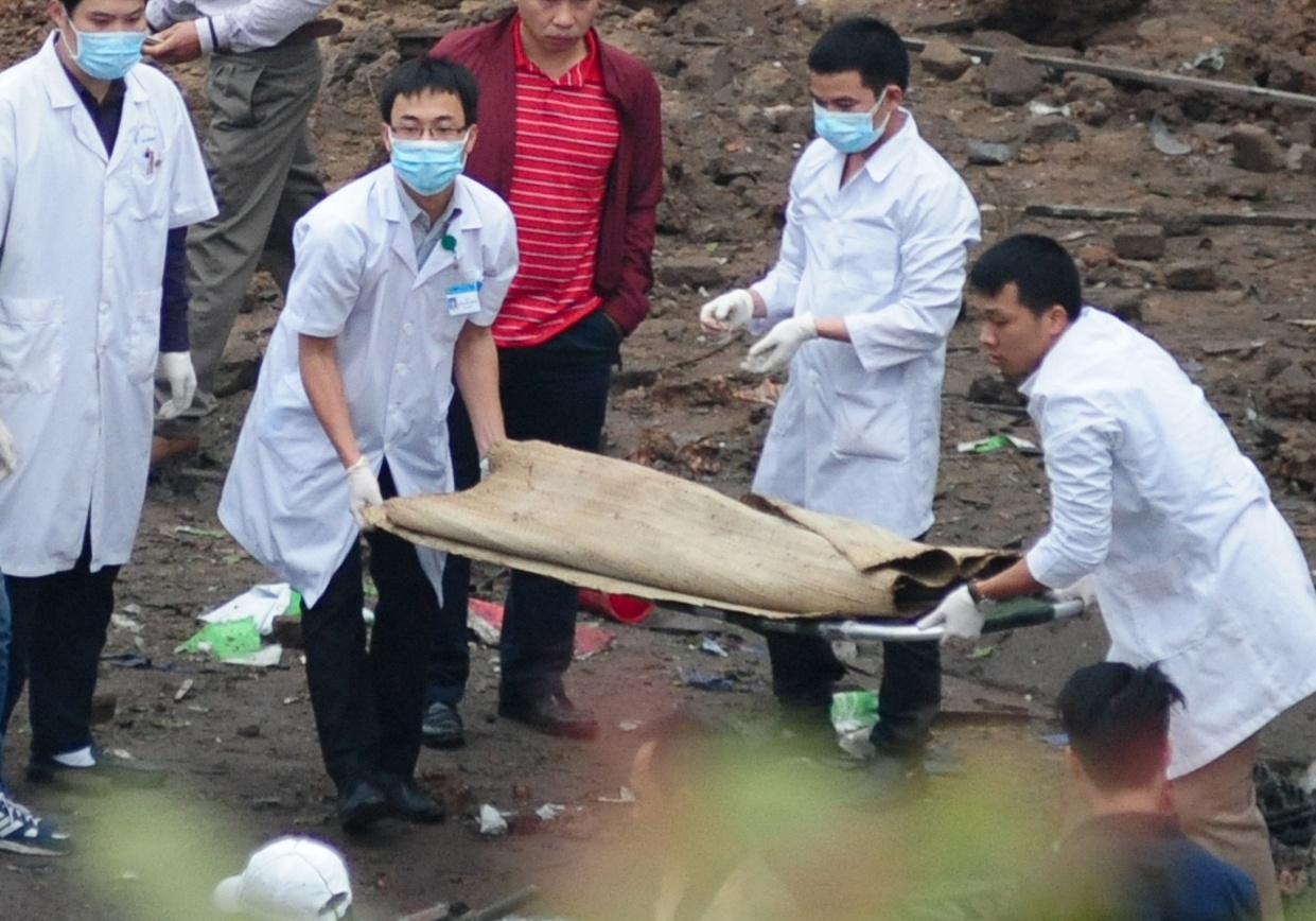 Hien truong vu no lon o Ha Dong tao ho sau tren via he hinh anh