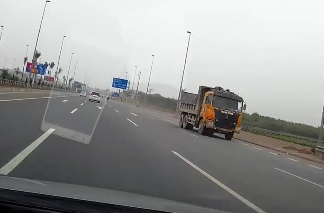 Xe oto 7 cho leo dai phan cach anh 1