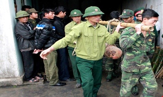 Phat hien 3 qua bom o cua hang thu mua sat vun hinh anh