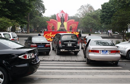 Ha Noi khoan kinh phi de can bo tu tuc phuong tien di lam hinh anh
