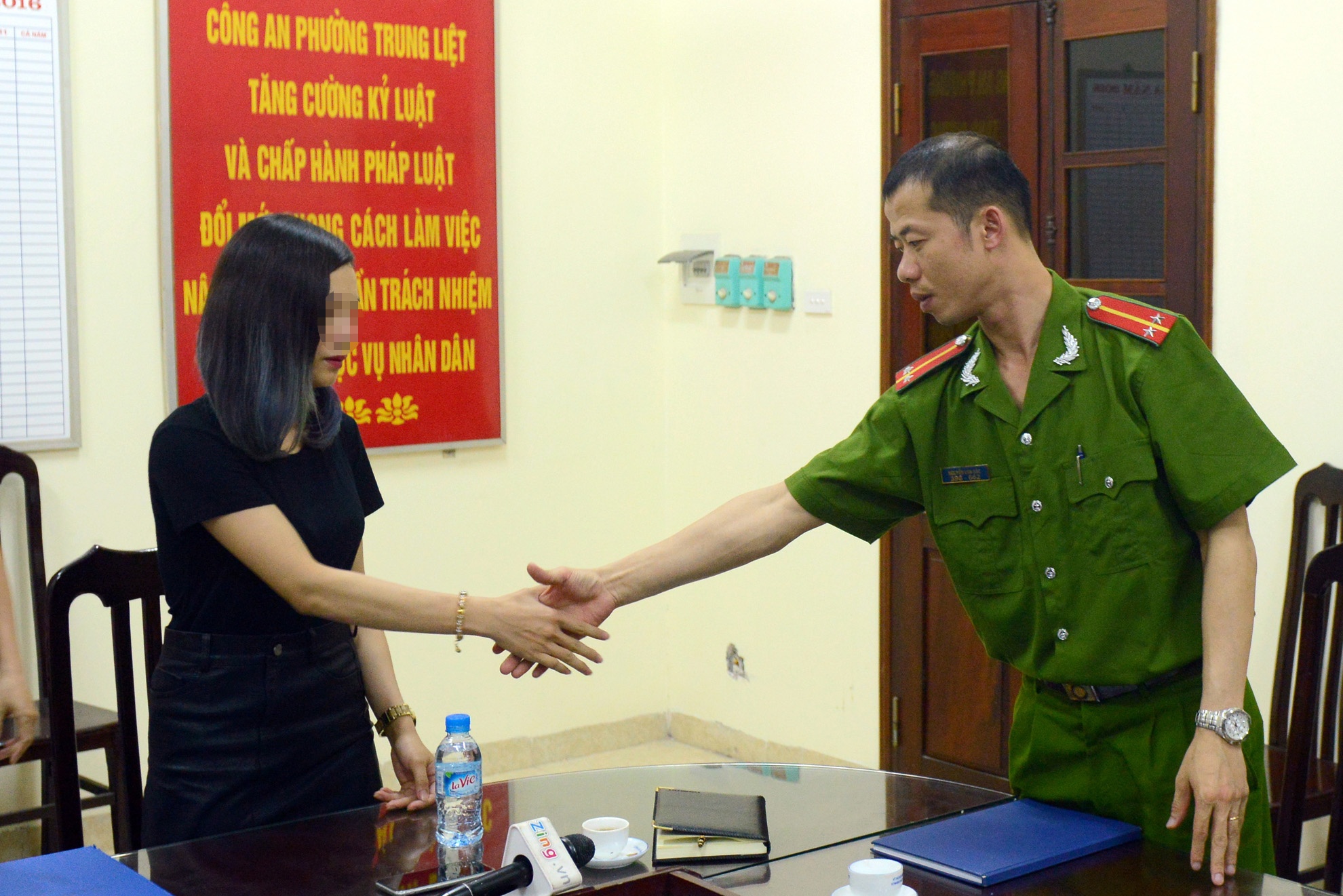 cong an xin loi dan anh 1