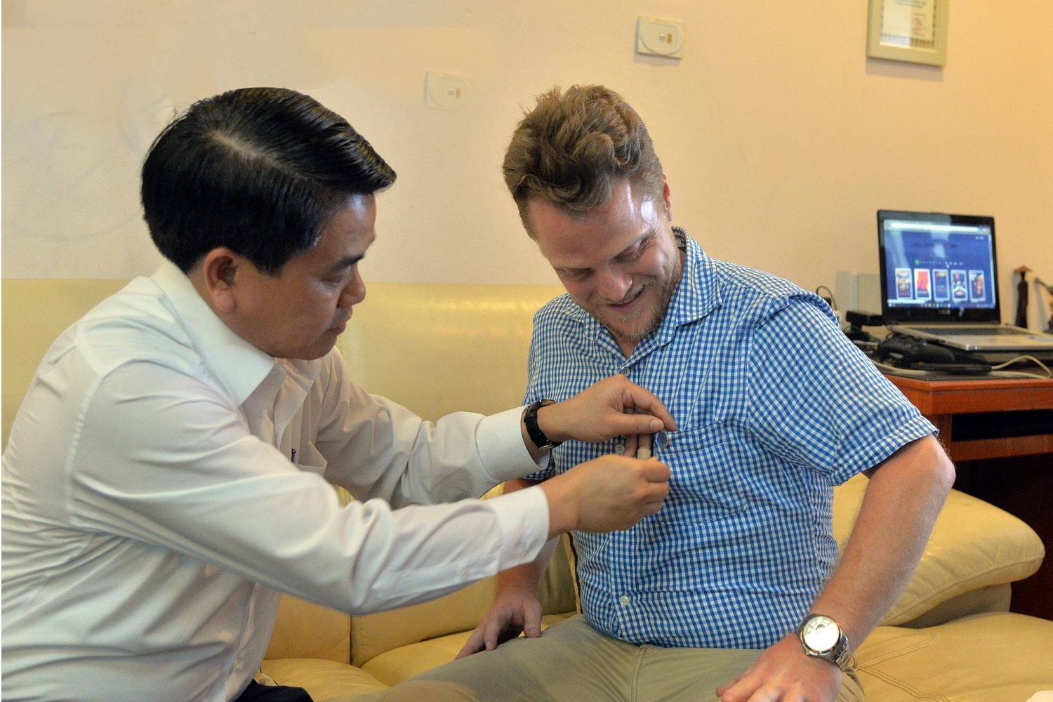 Chu tich Nguyen Duc Chung bieu duong 'ong Tay don rac' hinh anh