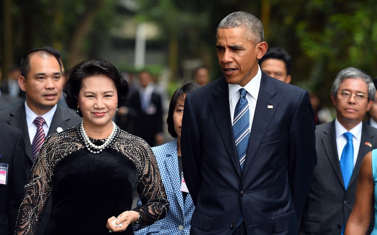 Buoi sang tat bat cua Tong thong My tai Ha Noi hinh anh