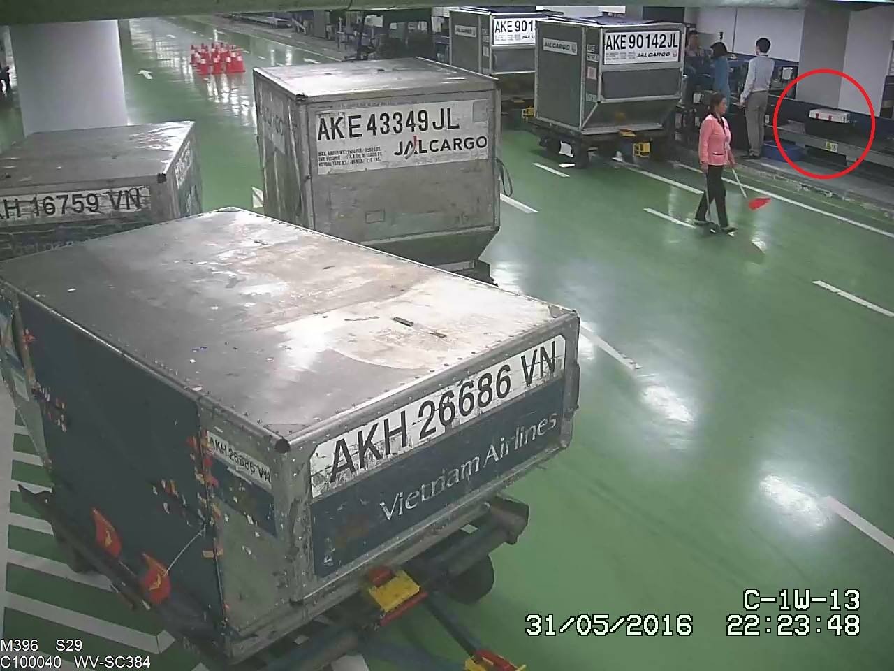 Cang hang khong Noi Bai len tieng vu to cherry hao hut hinh anh