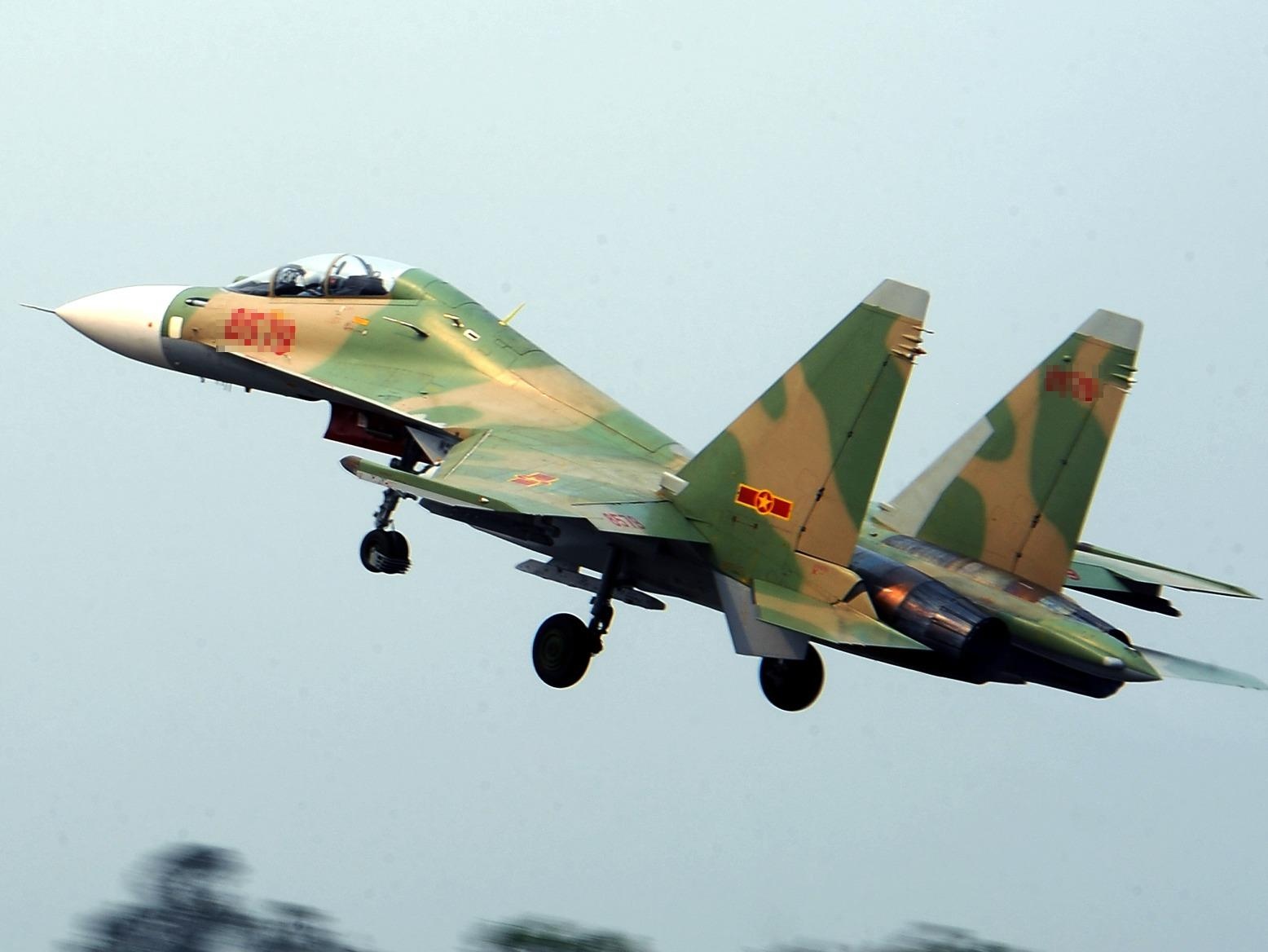 Hang tram tau thuyen, may bay tim Su-30 mat tich hinh anh