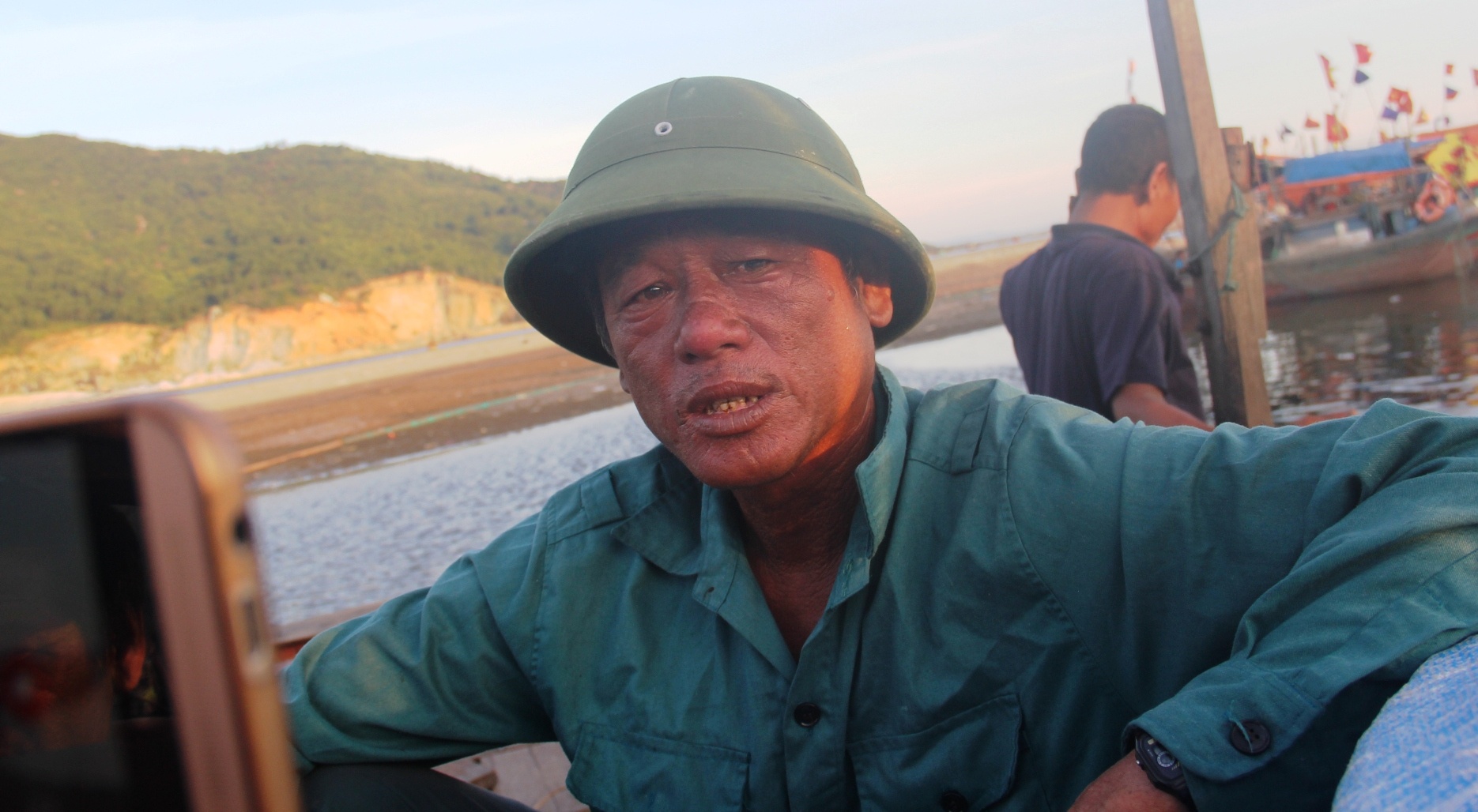 Ngu dan ke lai giay phut cuu phi cong Su-30 hinh anh