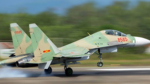 Toan canh may bay SU-30 va CASA 212 gap nan hinh anh