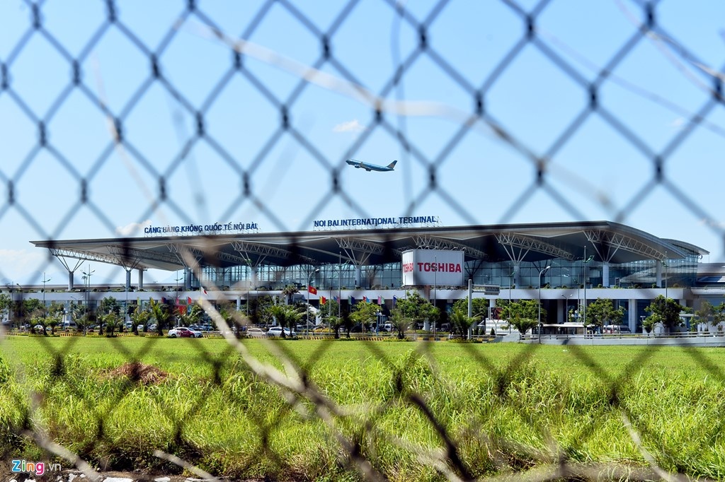 chieu laser vao may bay anh 1