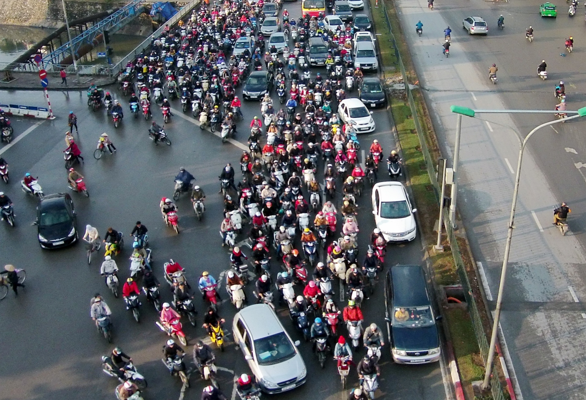 Ha Noi cam xe may anh 1