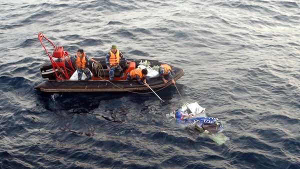 Vot duoc hop den CASA-212 va 2 thi the phi hanh doan hinh anh