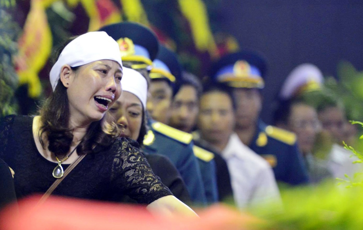 Nuoc mat tuon roi tien dua phi hanh doan CASA-212 hinh anh