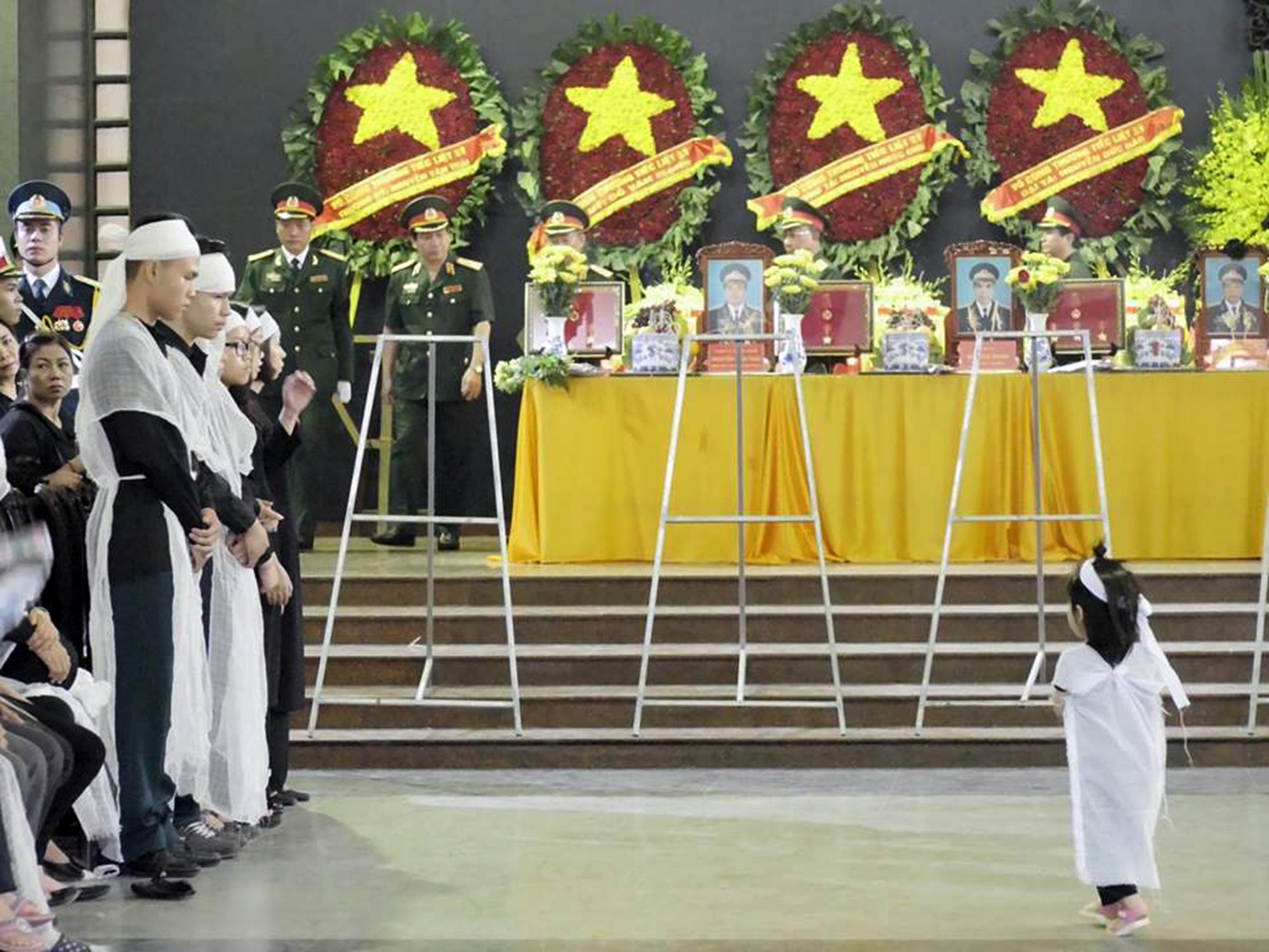 tang lễ phi hành đoàn CASA-212 ảnh 3 tang le phi hanh doan CASA-212 anh 3