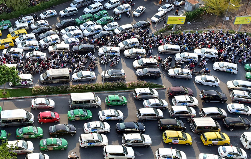 Giam chuyen bay trong gio cao diem tai Tan Son Nhat hinh anh