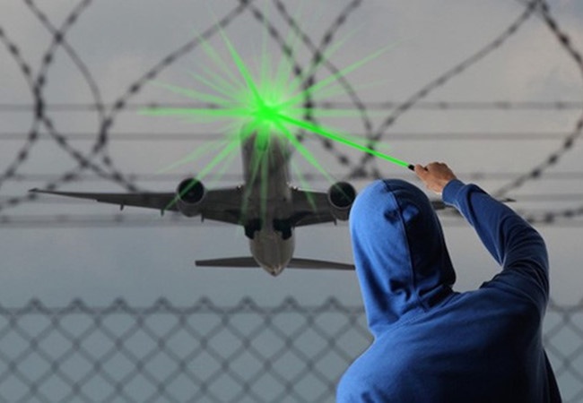 Kien nghi xu ly hinh su hanh vi chieu tia laser len may bay hinh anh