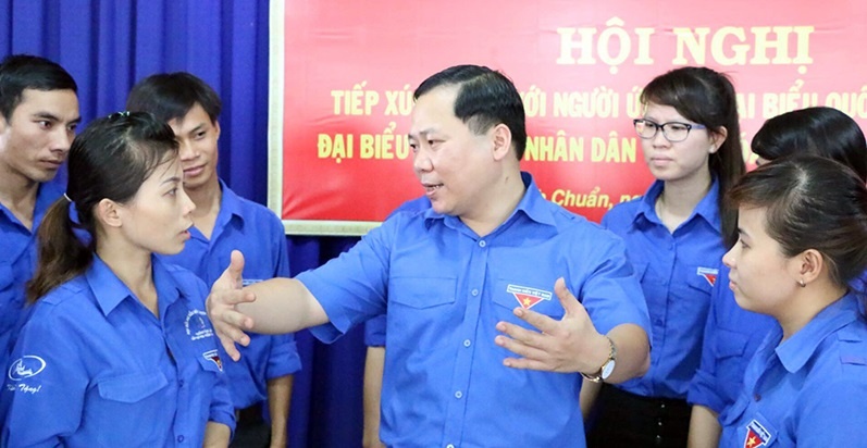 nu sinh bi lu cuon anh 2