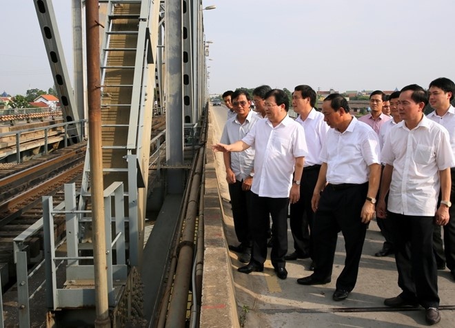 Pho thu tuong yeu cau to chuc lai luu thong qua cau Viet Tri hinh anh