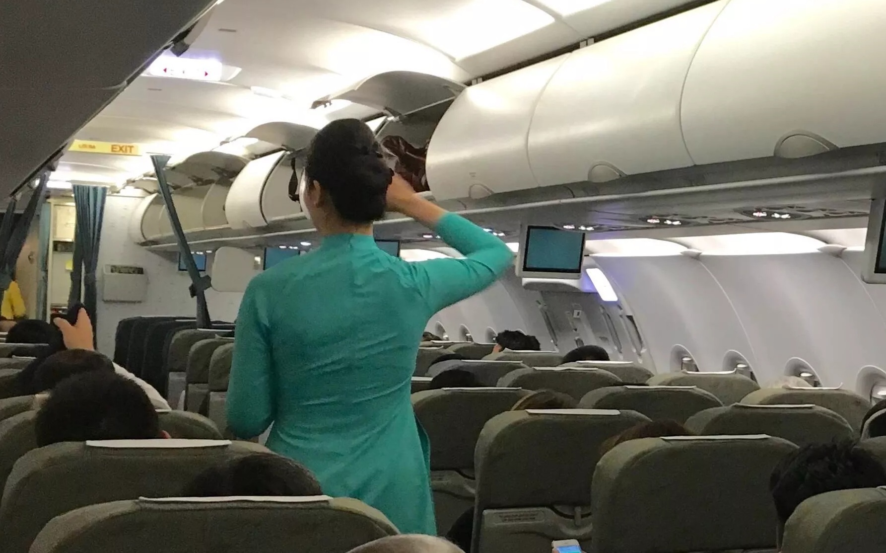 hanh khach tat tiep vien hang khong anh 1