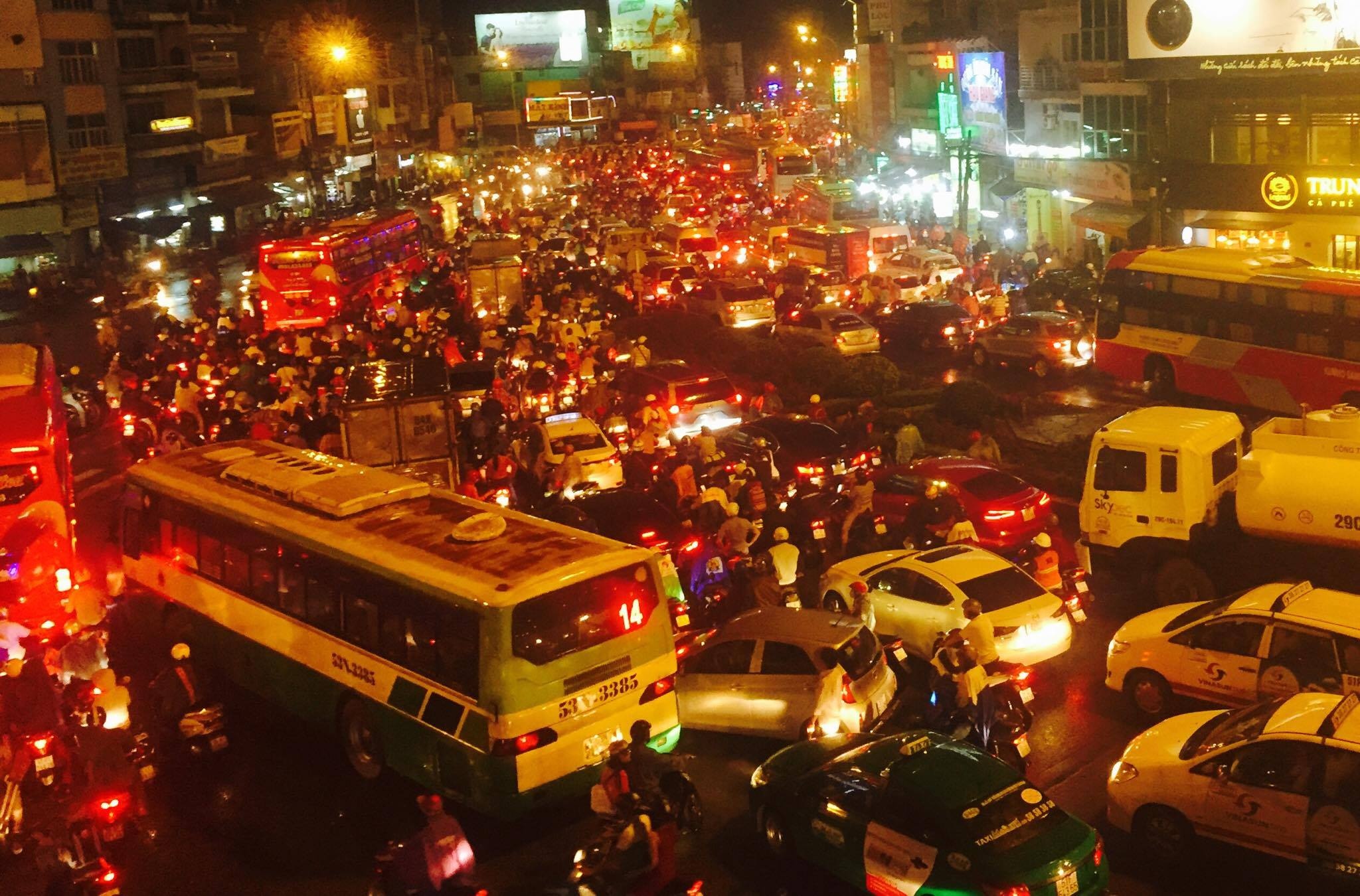 nuoc ngap san bay anh 13