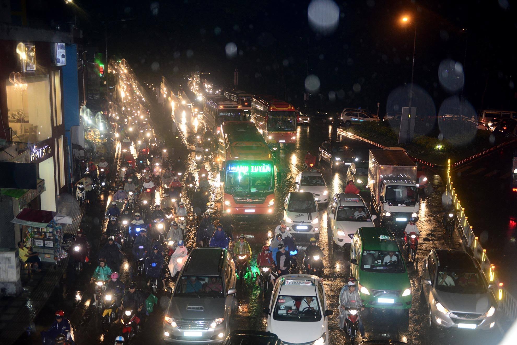 nuoc ngap san bay anh 15