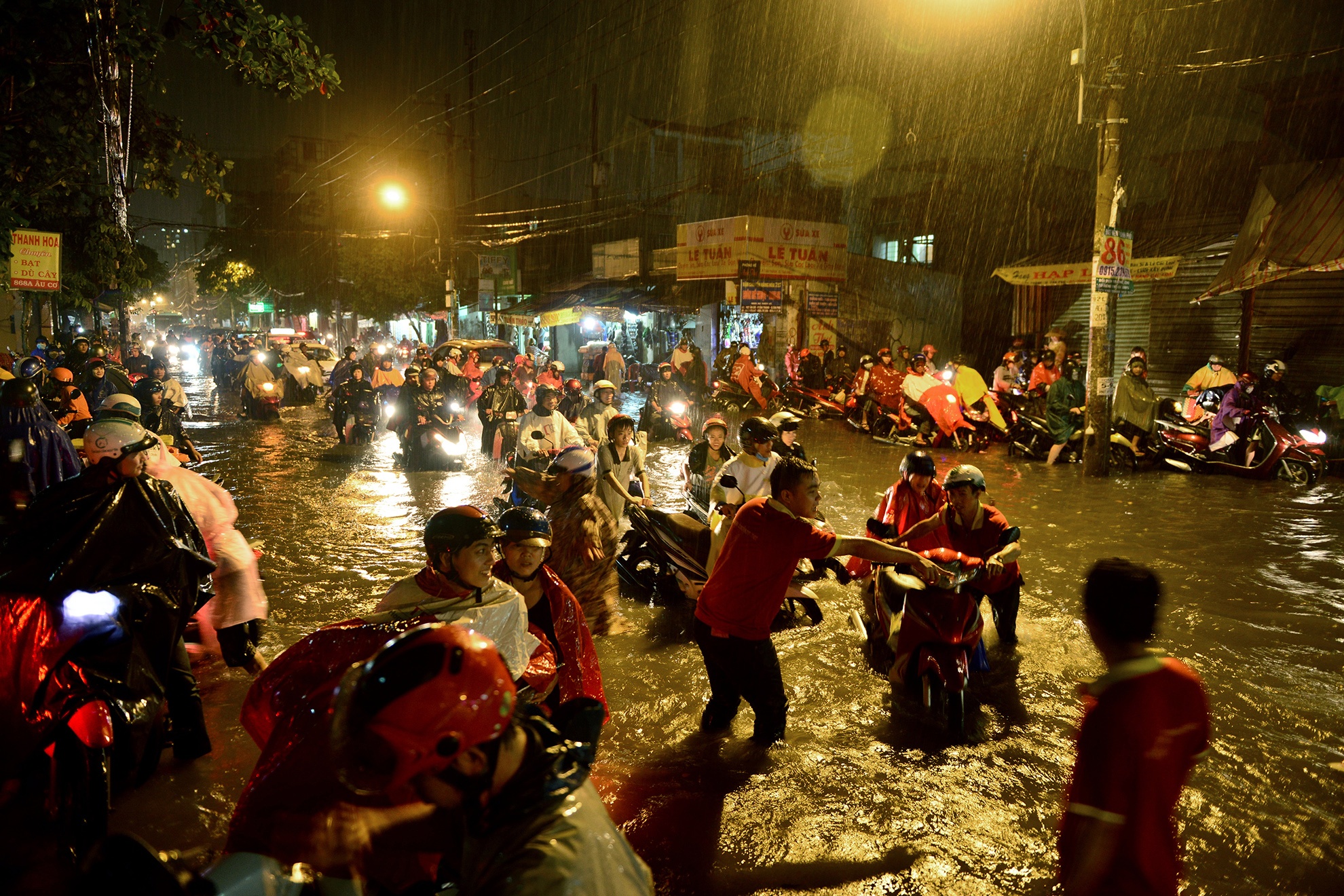 nuoc ngap san bay anh 2