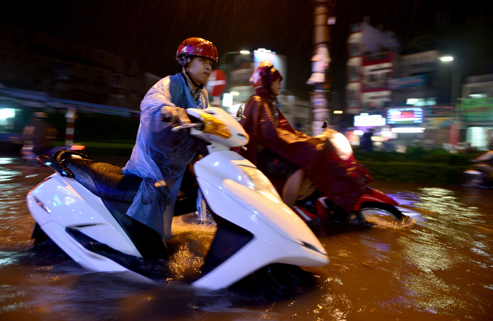 nuoc ngap san bay anh 7