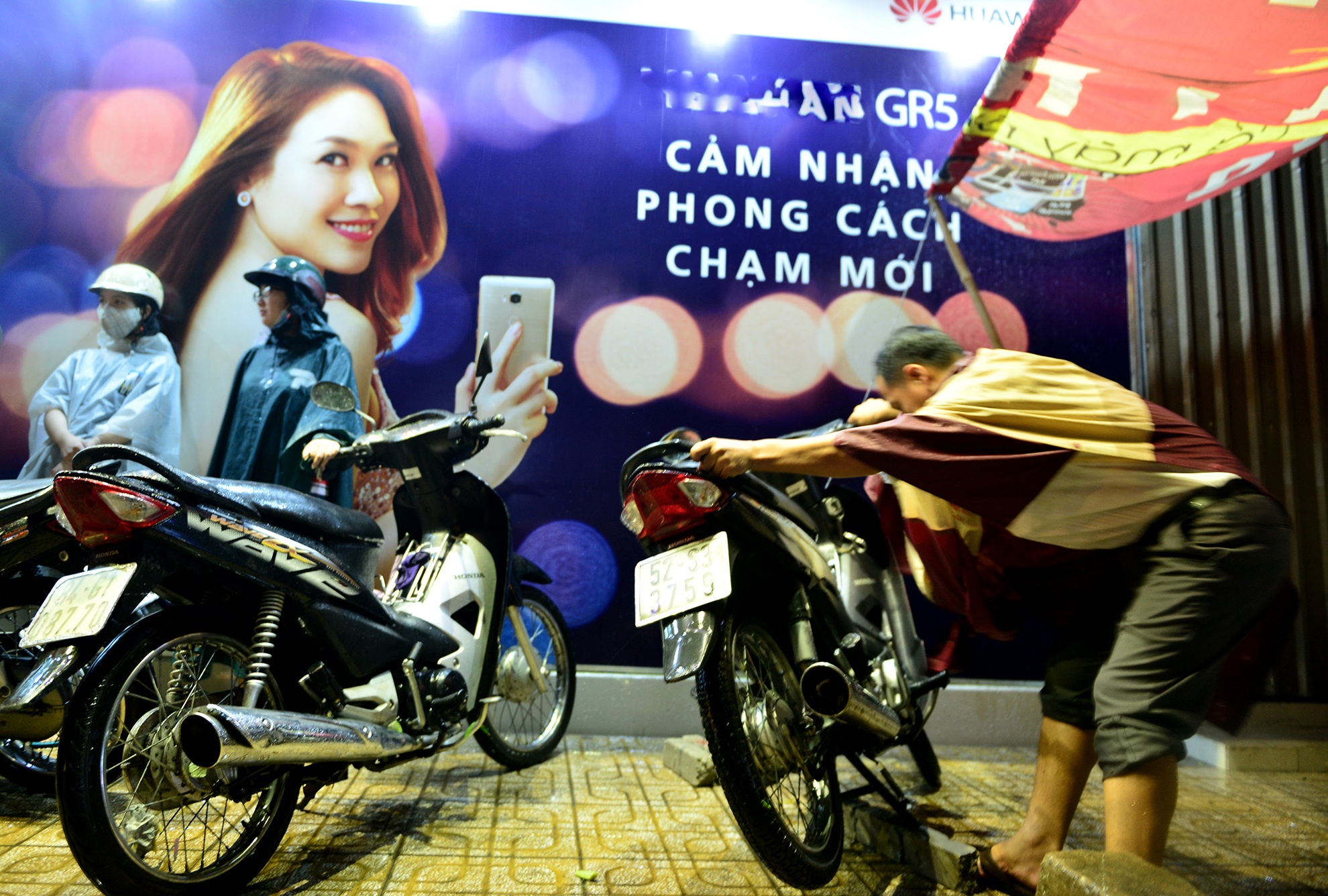 nuoc ngap san bay anh 16