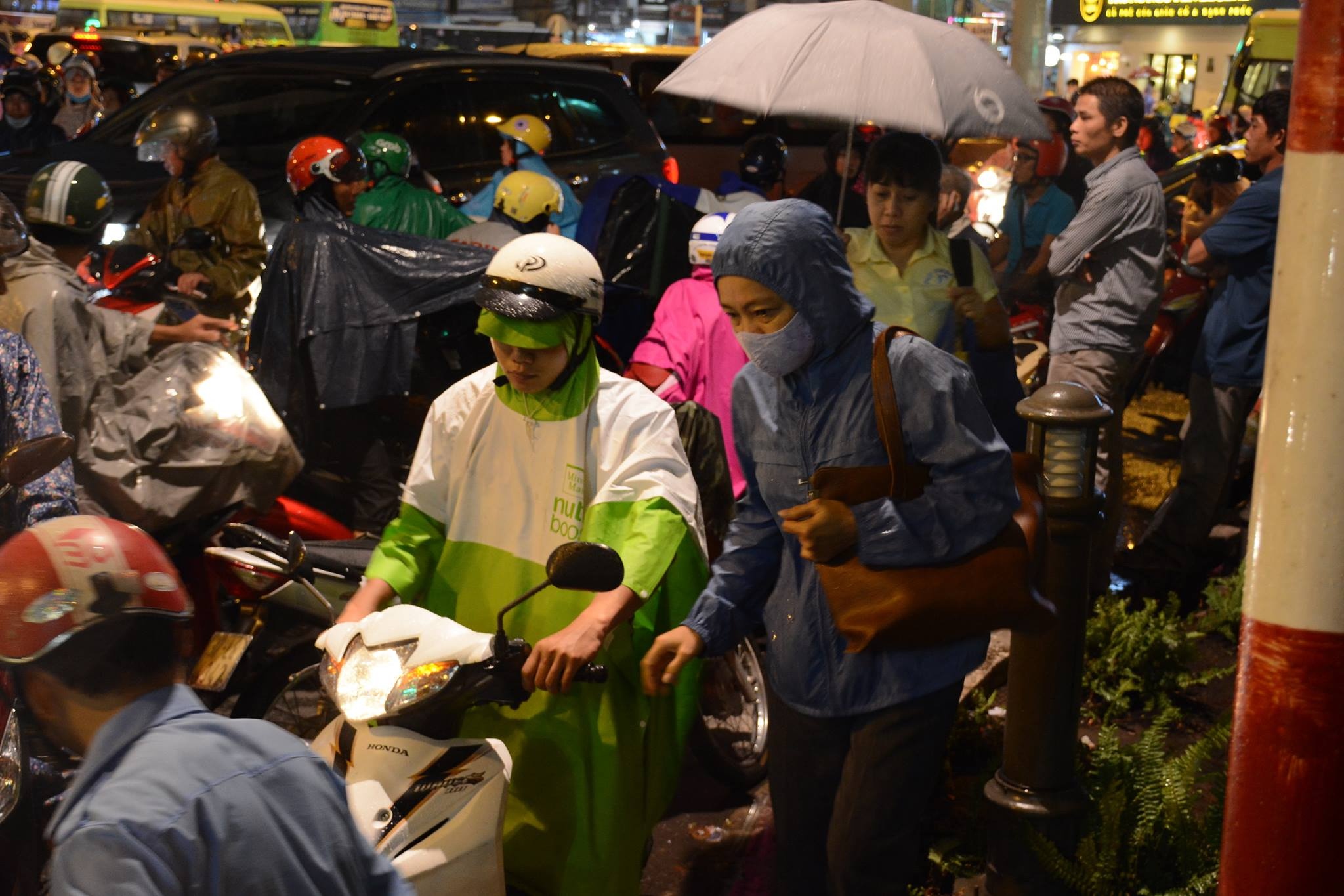 nuoc ngap san bay anh 8