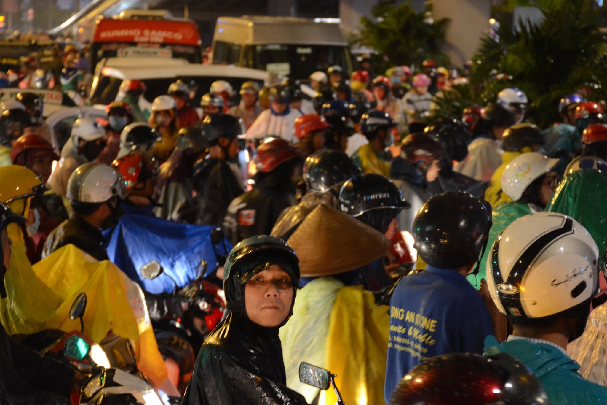 nuoc ngap san bay anh 9