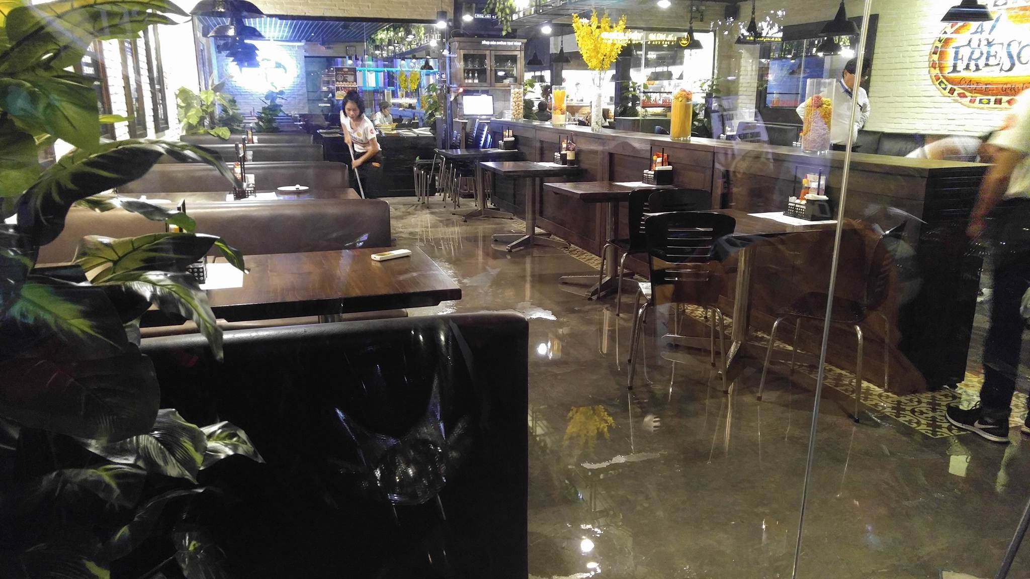 nuoc ngap san bay anh 10