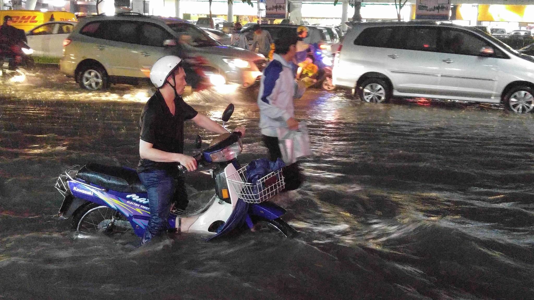 nuoc ngap san bay anh 11