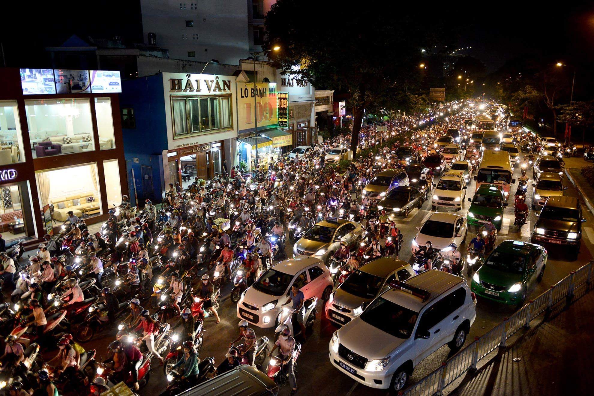 'Ket cung' tai cua ngo Sai Gon hinh anh