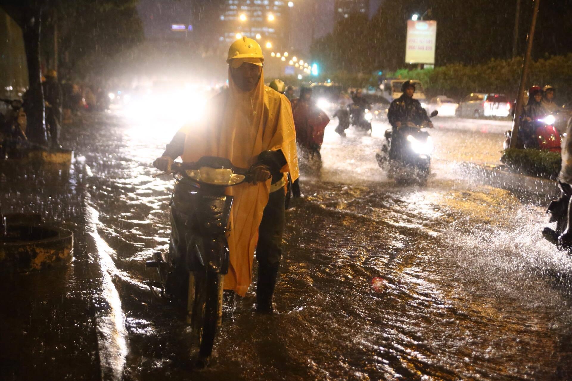 Mua lon trong gio tan tam, Sai Gon ngap nang hinh anh