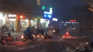 Nuoc ngap chay xiet nhu lu cuon troi xe may o Sai Gon hinh anh