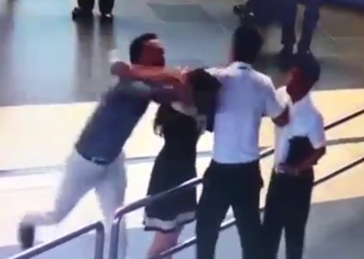 Nam hanh khach danh nhan vien hang khong hinh anh