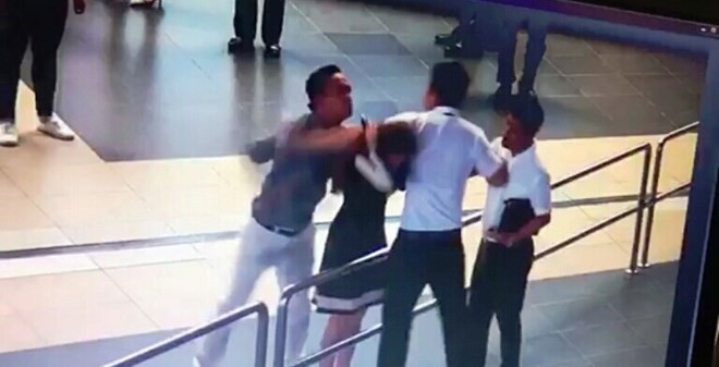 Khong khoi to vu hanh khach danh nu nhan vien hang khong hinh anh