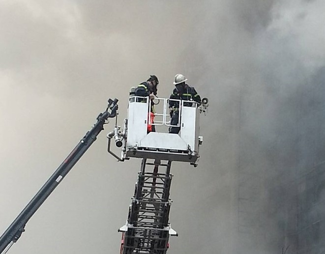 Canh sat deo mat na phong doc cuu nguoi trong hoa hoan hinh anh