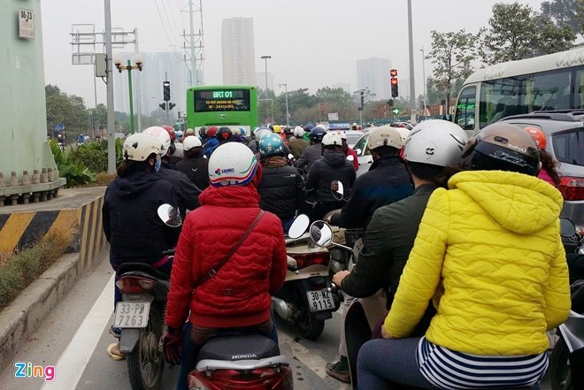 Xe buyt nhanh BRT bi xe may tat dau, oto lan lan hinh anh