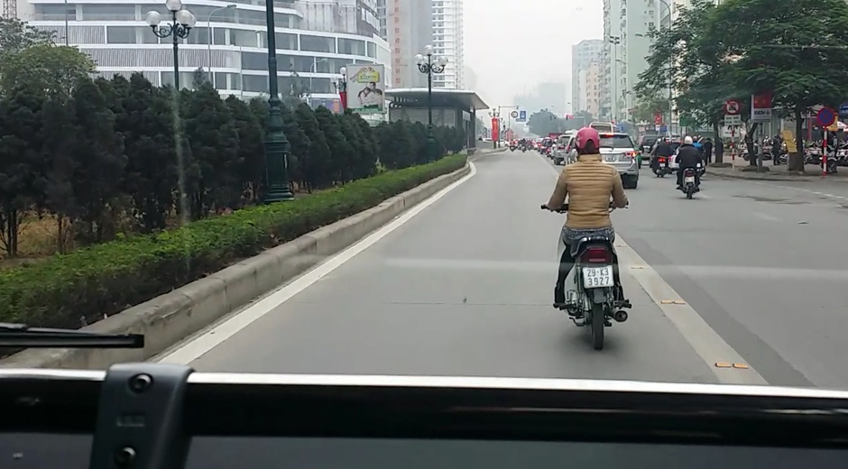 Co gai khong nhuong duong, chay 1 km truoc mui buyt nhanh hinh anh