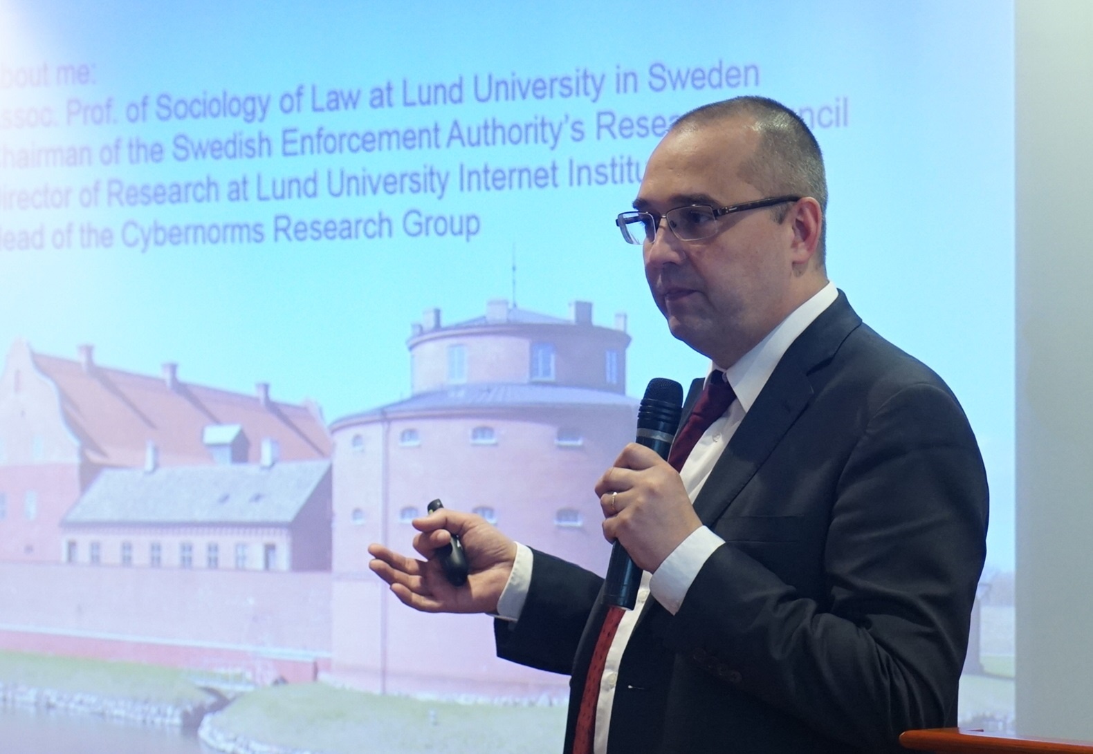 thu ghet tren mang xa hoi anh 2