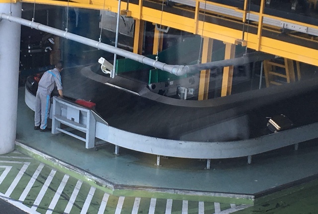 nhân viên an ninh sân bay nhặt tiền không trả khách ảnh 1 nhan vien an ninh san bay nhat tien khong tra khach anh 1