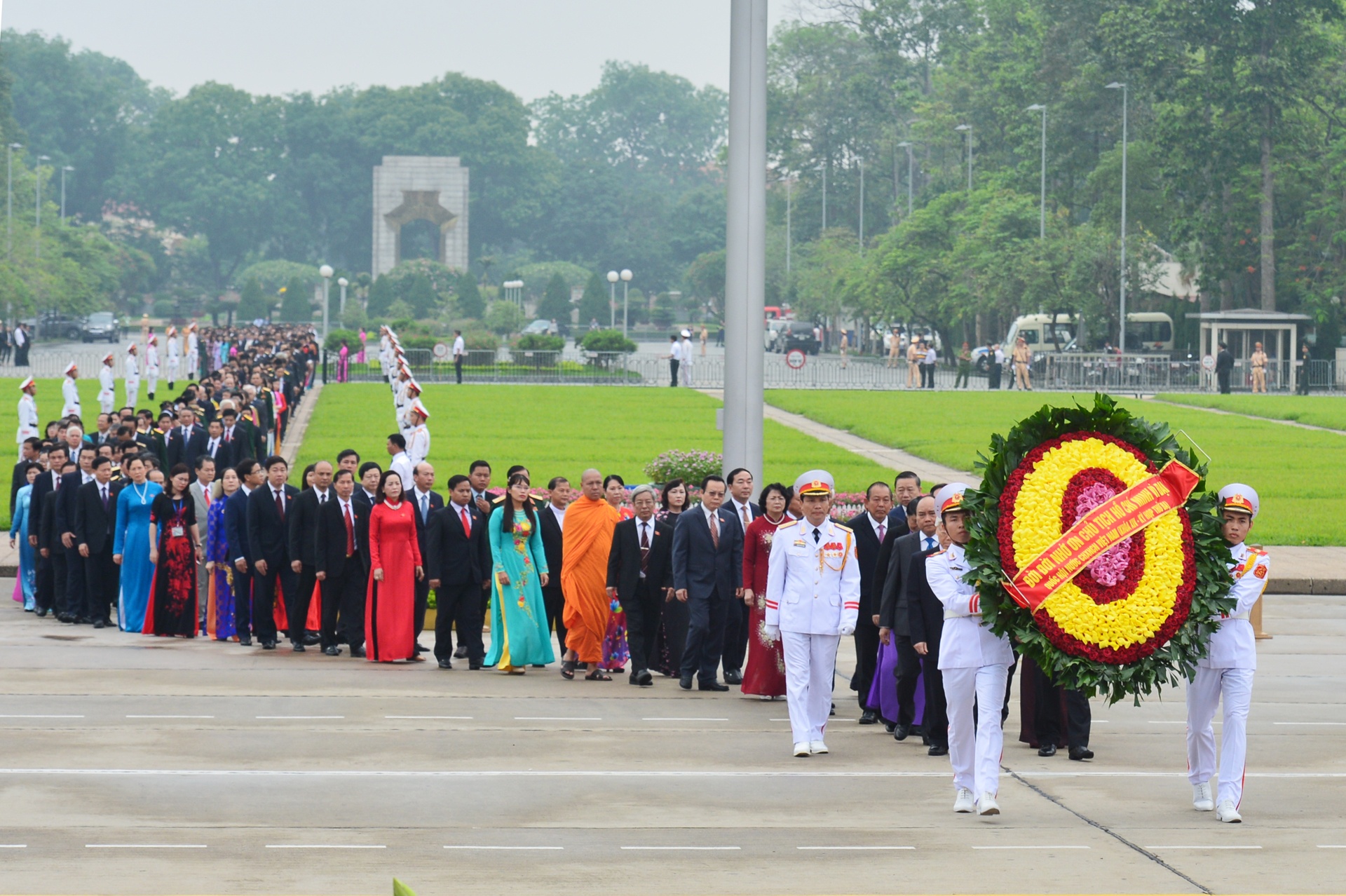 Lanh dao Dang nha nuoc vieng Lang Bac anh 4