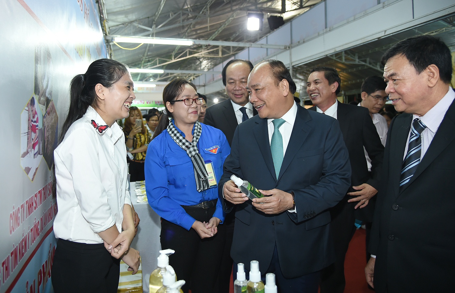 Thủ tướng Nguyễn Xuân Phúc ảnh 2 Thu tuong Nguyen Xuan Phuc anh 2