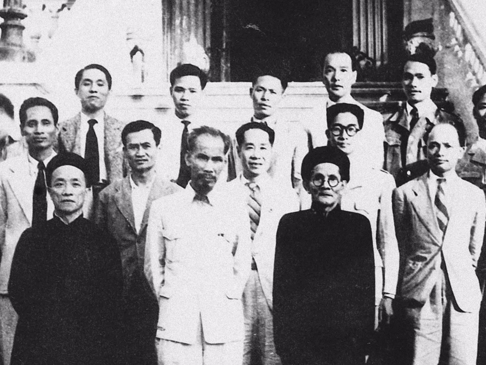 Nhung ngay dau cua Chinh phu sau Cach mang thang Tam hinh anh