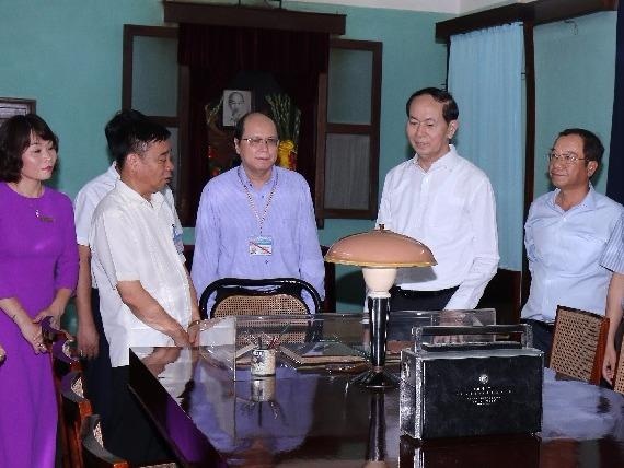 Chu tich nuoc Tran Dai Quang thap huong tuong niem Bac Ho hinh anh