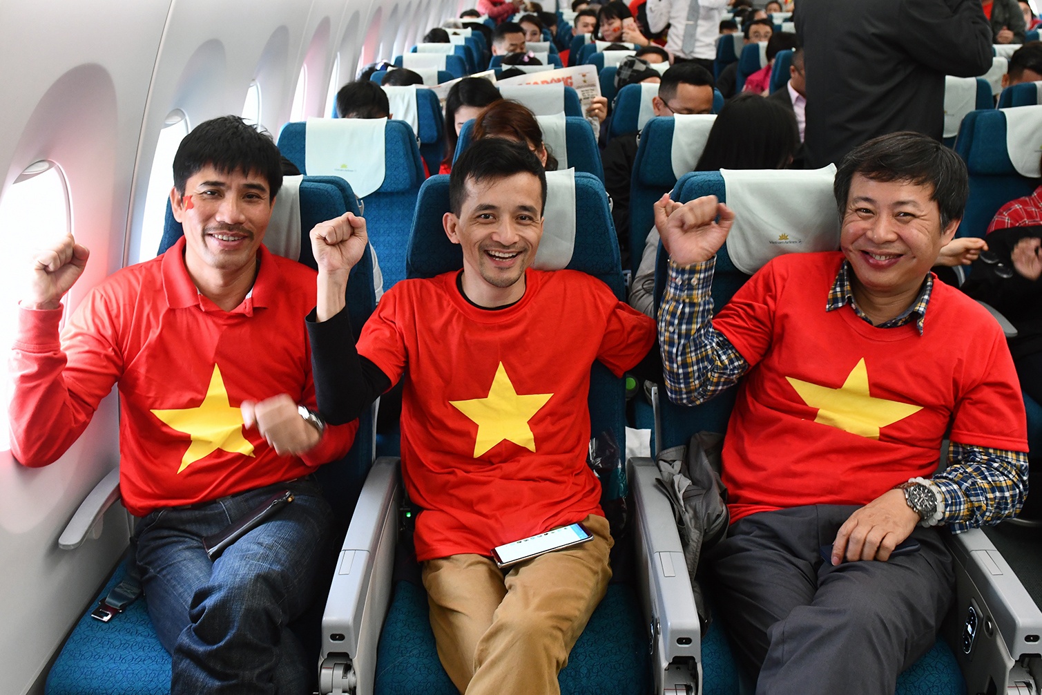 Co dong vien dong phuc co To quoc sang Trung Quoc co vu U23 Viet Nam hinh anh