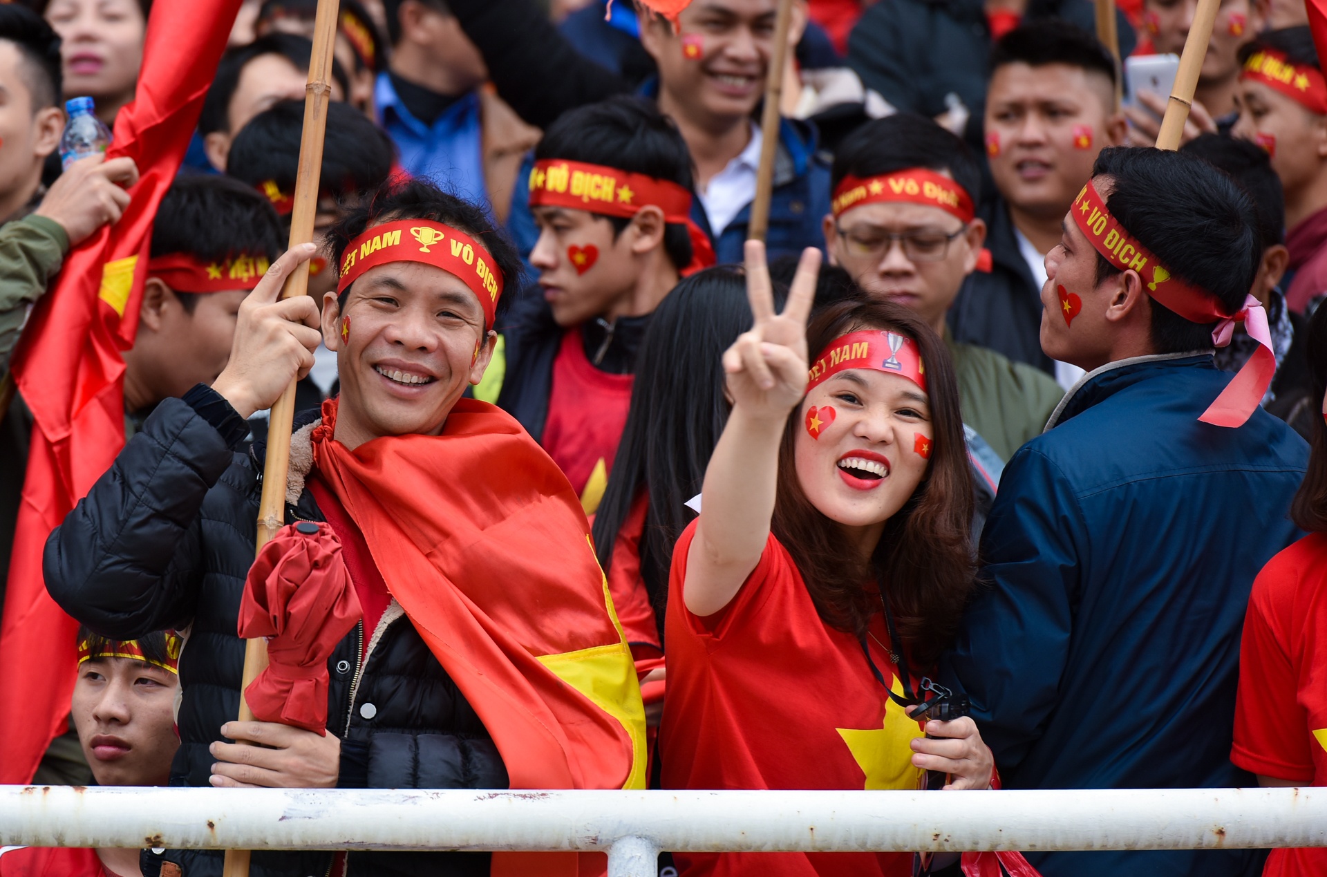 Fanzone My Dinh ruc mau co do tiep lua U23 Viet Nam hinh anh