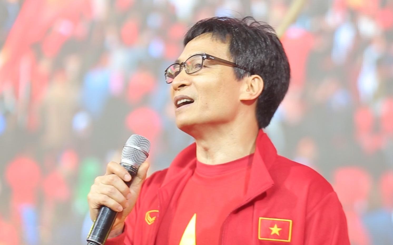 Pho thu tuong Vu Duc Dam va ca Fanzone My Dinh ho vang ten cau thu VN hinh anh