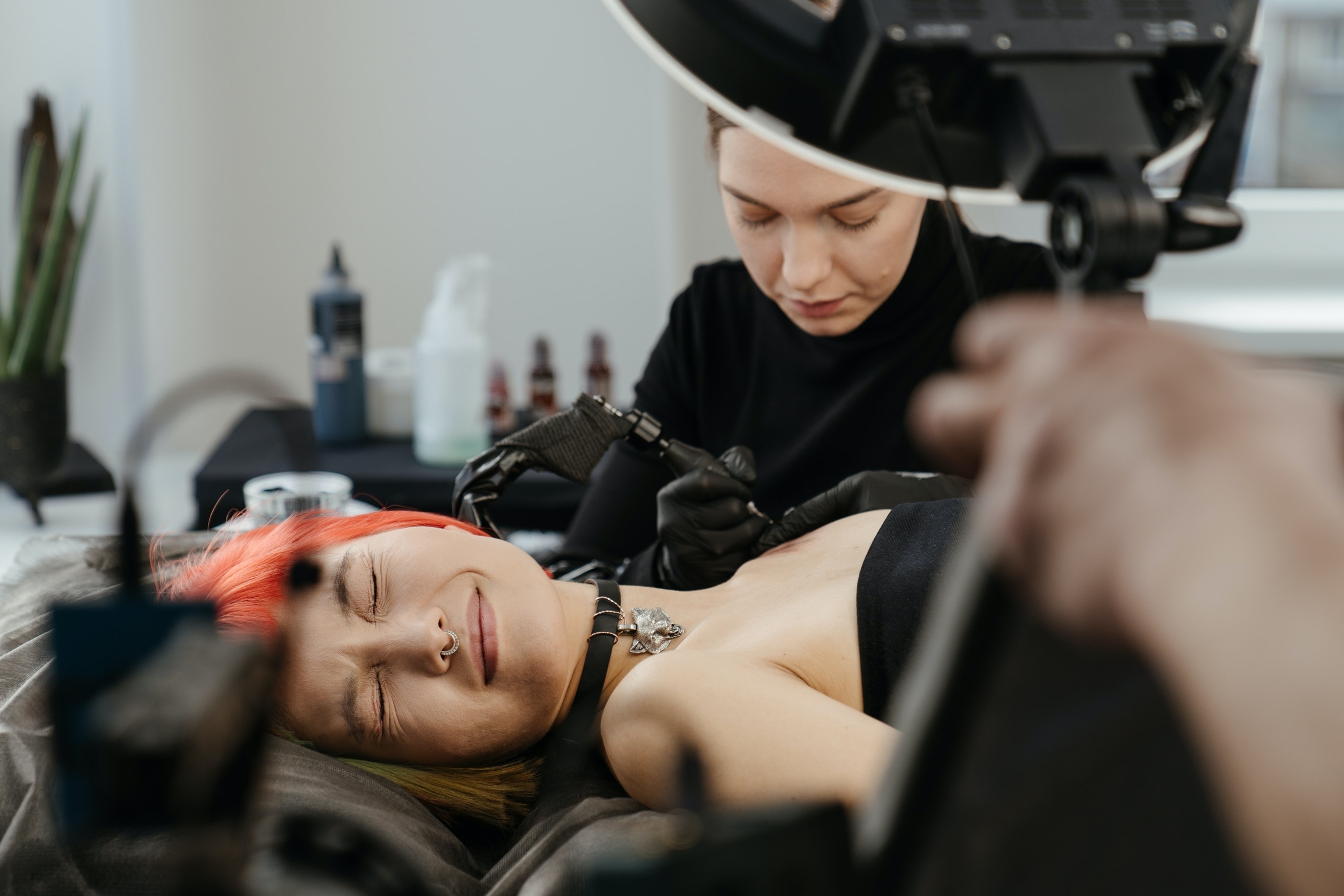 Voi che hinh xam, nhuom toc den truoc khi ve nha don Tet hinh anh