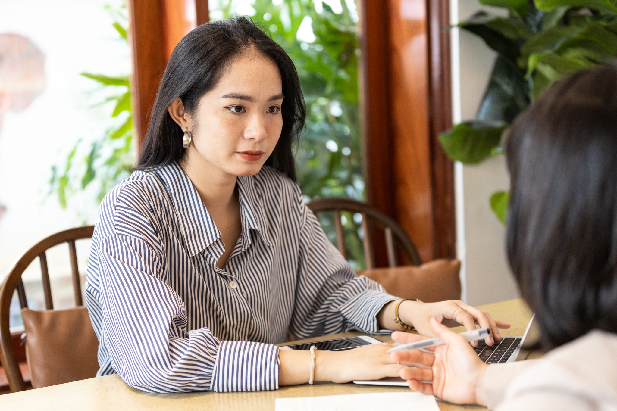 Nhan vien ngoi o van phong nhung tam hon da nghi Tet hinh anh